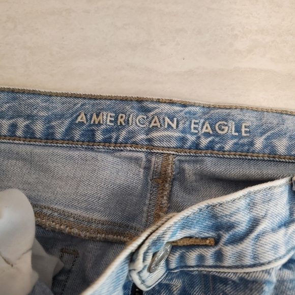 American Eagle Mom Jeans Womens 16 Busted Knee Light Acid Wash Ankle length - Picture 3 of 11